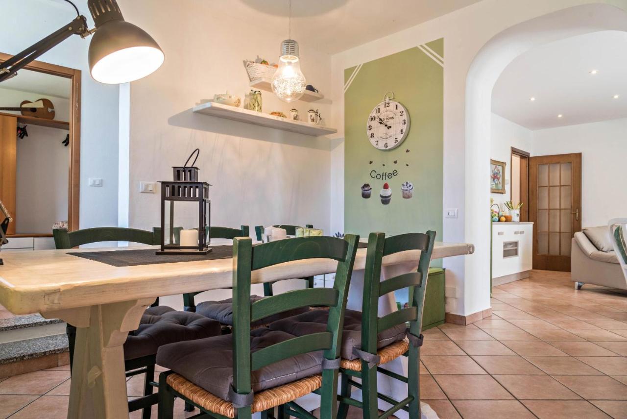 Leggiuno Tinas Yellow Home מראה חיצוני תמונה