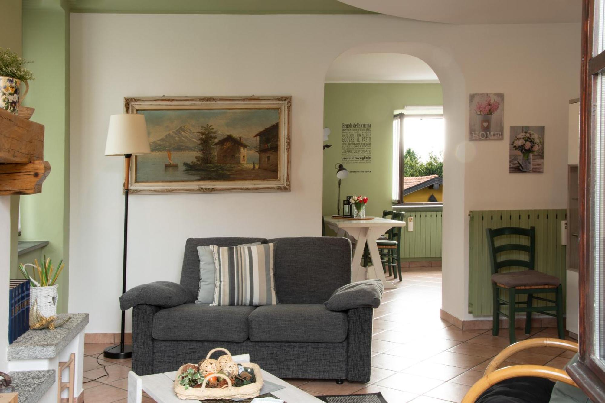 Leggiuno Tinas Yellow Home מראה חיצוני תמונה